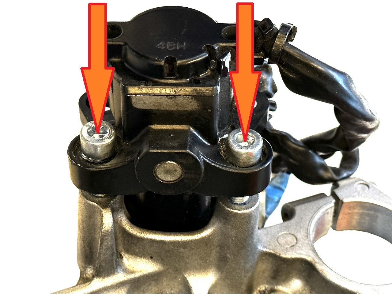 Yamaha motorbike immobiliser shear bolts / snap-off bolts removing service + new bolts - Click Image to Close